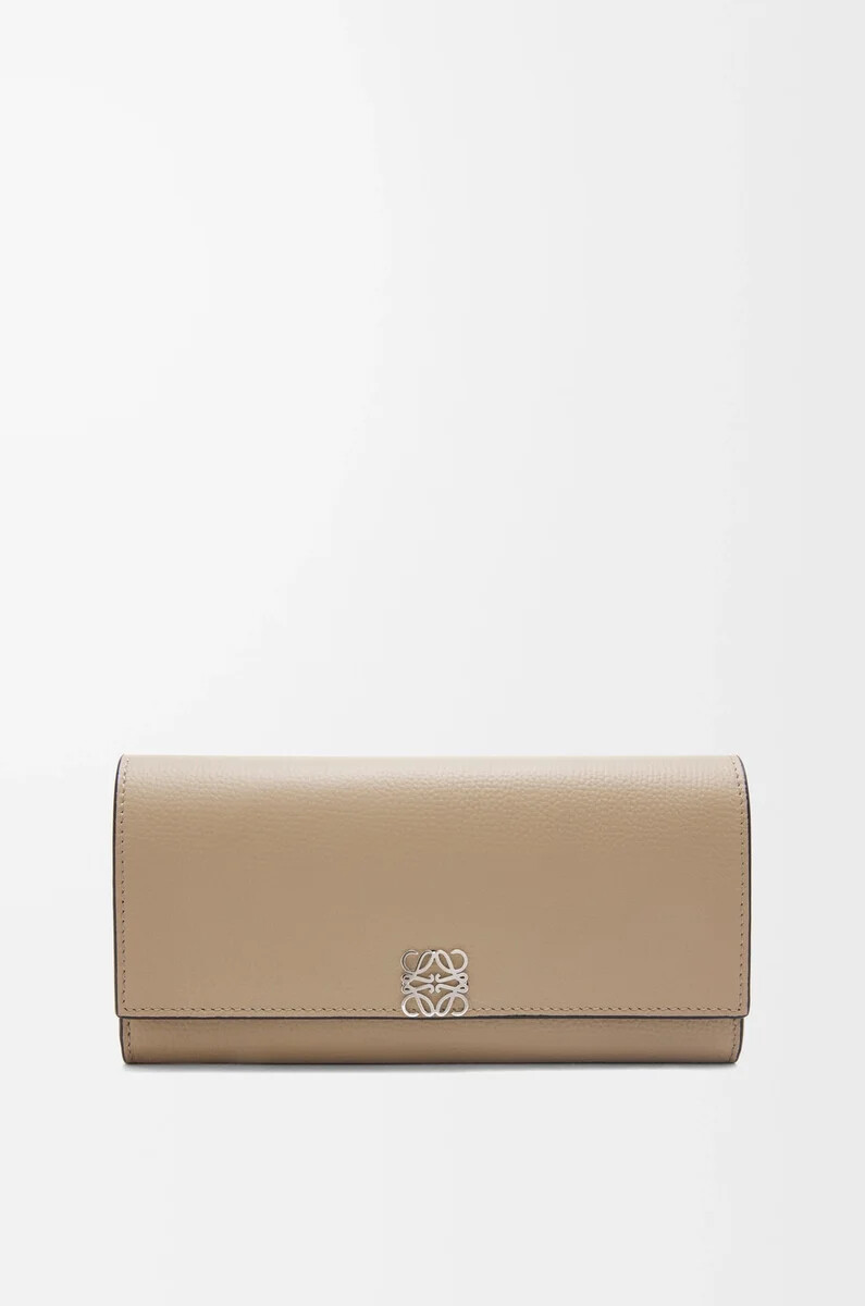 cartera continental con anagrama en piel de becerro granulada color arena