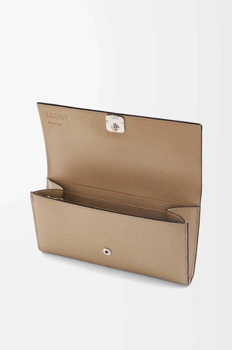 cartera continental con anagrama en piel de becerro granulada color arena