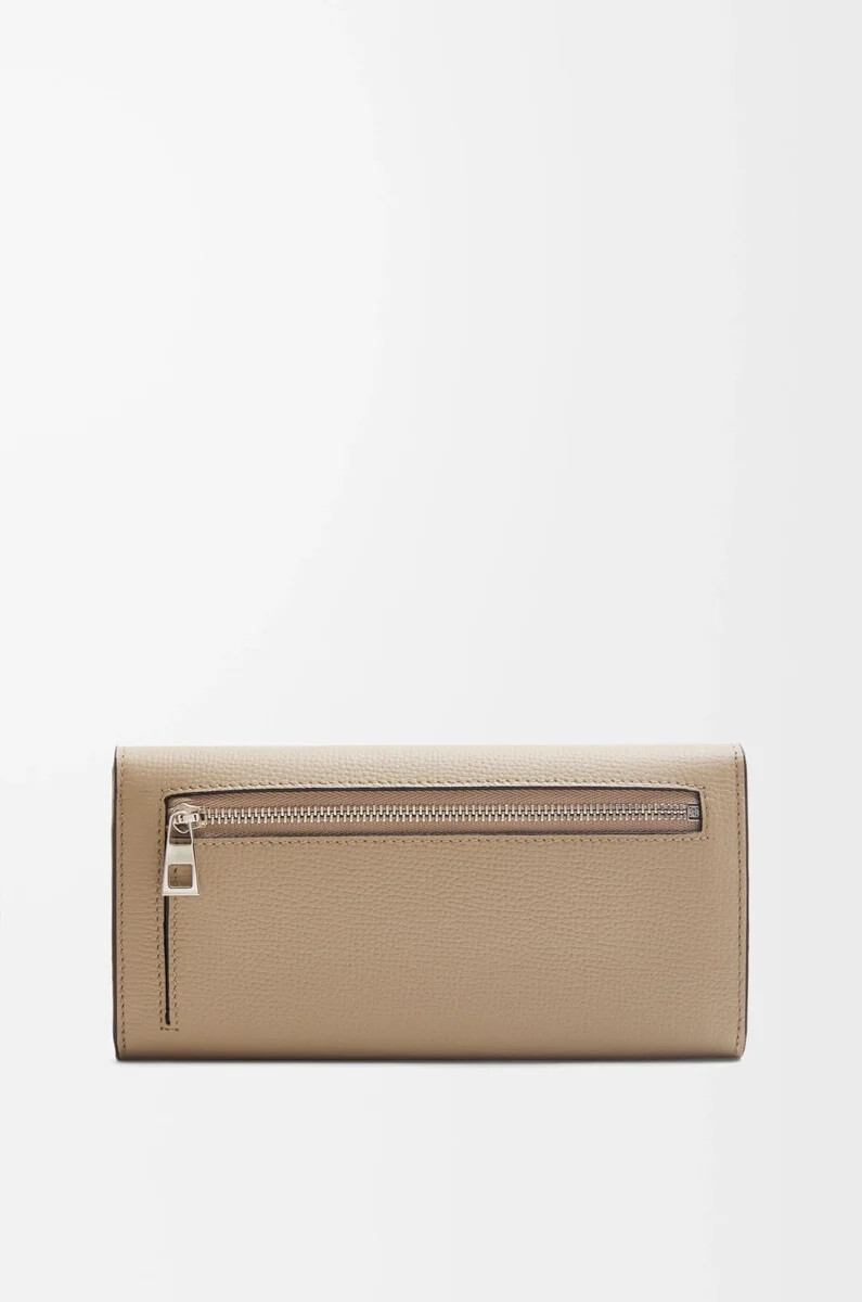 cartera continental con anagrama en piel de becerro granulada color arena