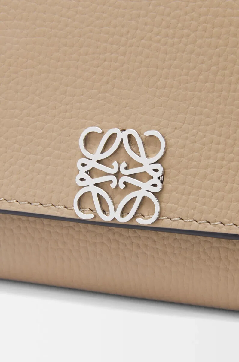 cartera continental con anagrama en piel de becerro granulada color arena