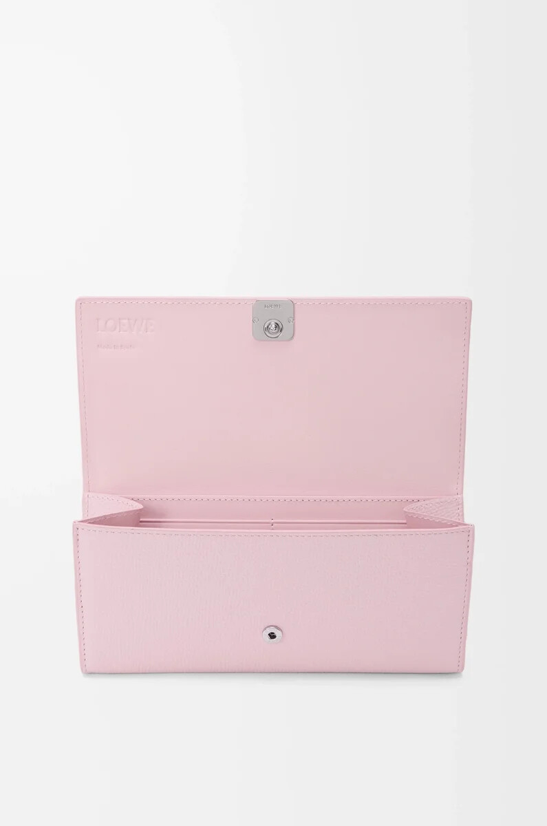 cartera continental con anagrama en piel de becerro granulada blossom