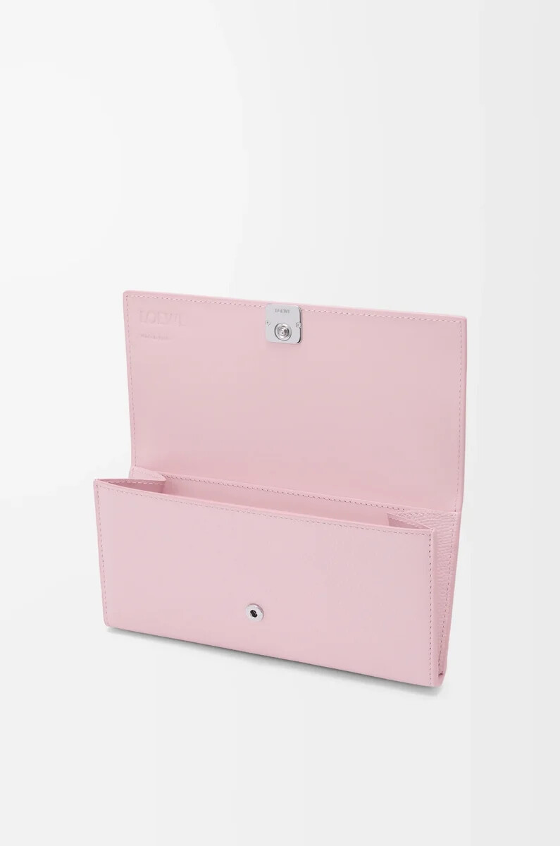 cartera continental con anagrama en piel de becerro granulada blossom
