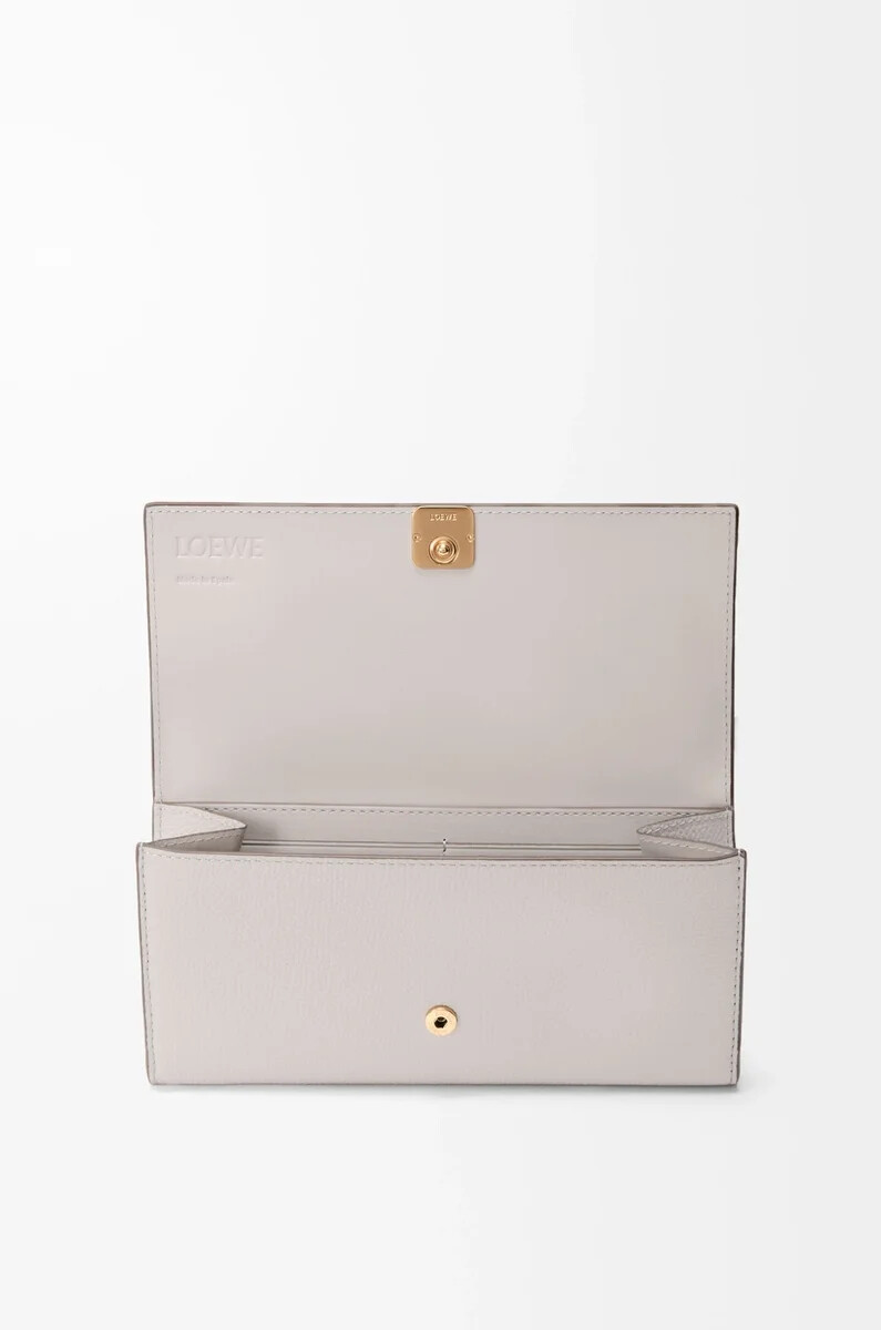 cartera continental con anagrama en piel de becerro granulada color gris fantasma claro
