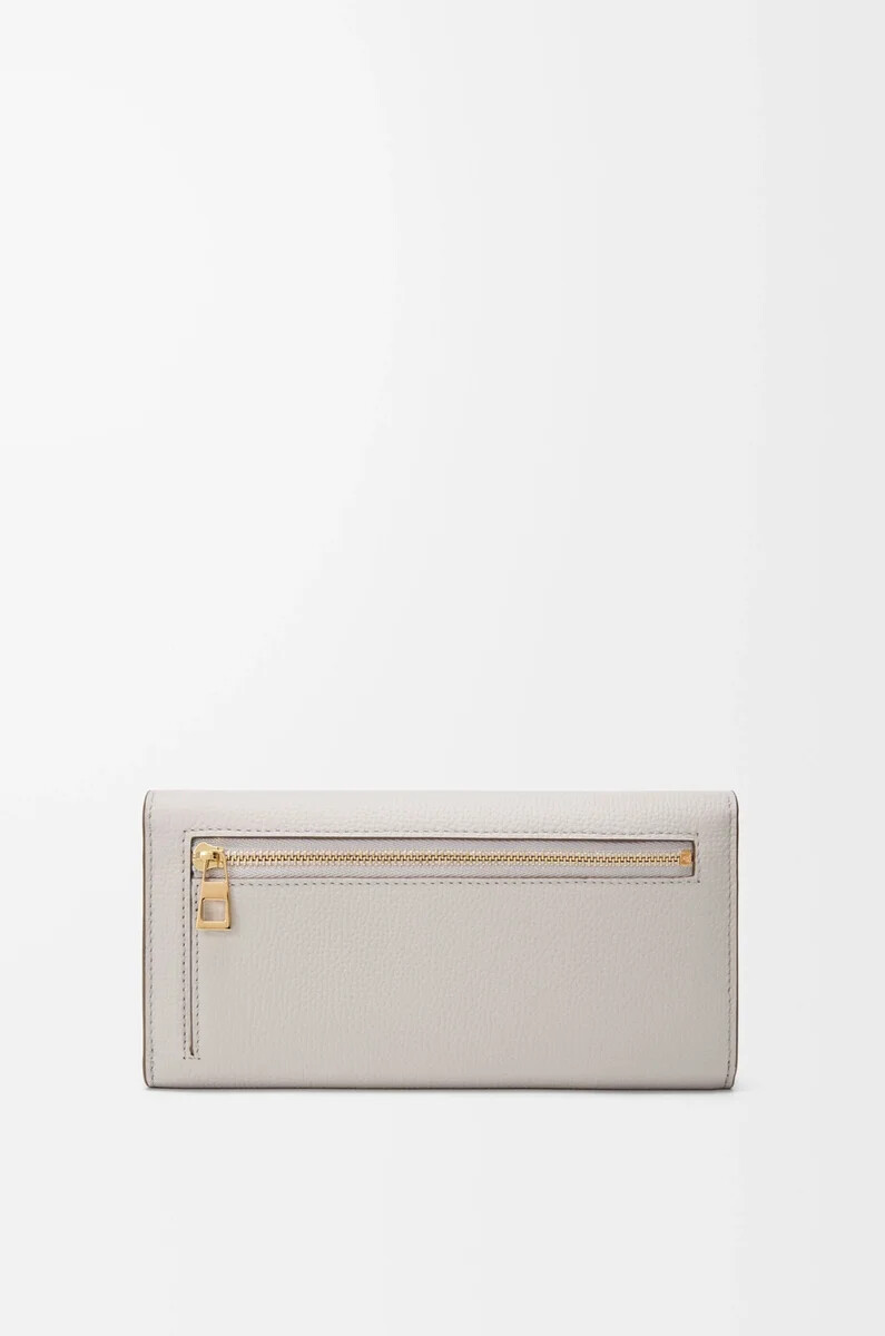 cartera continental con anagrama en piel de becerro granulada color gris fantasma claro