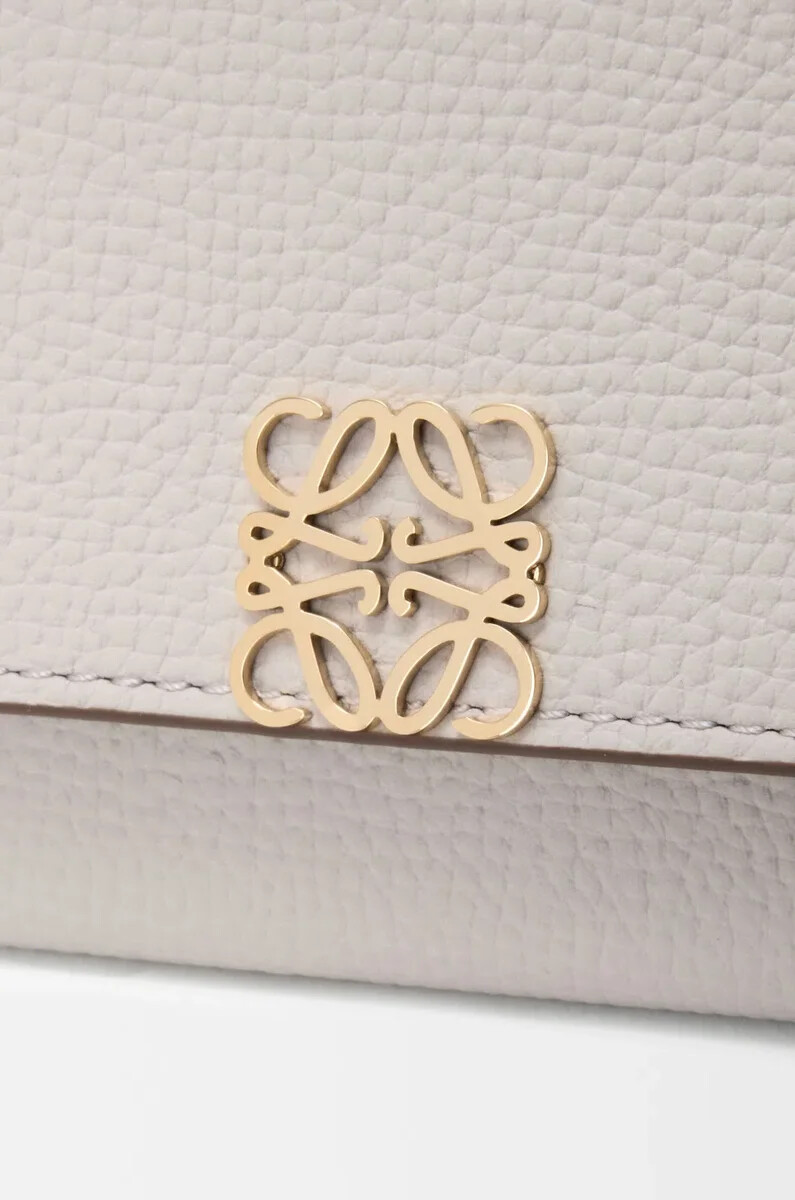 cartera continental con anagrama en piel de becerro granulada color gris fantasma claro