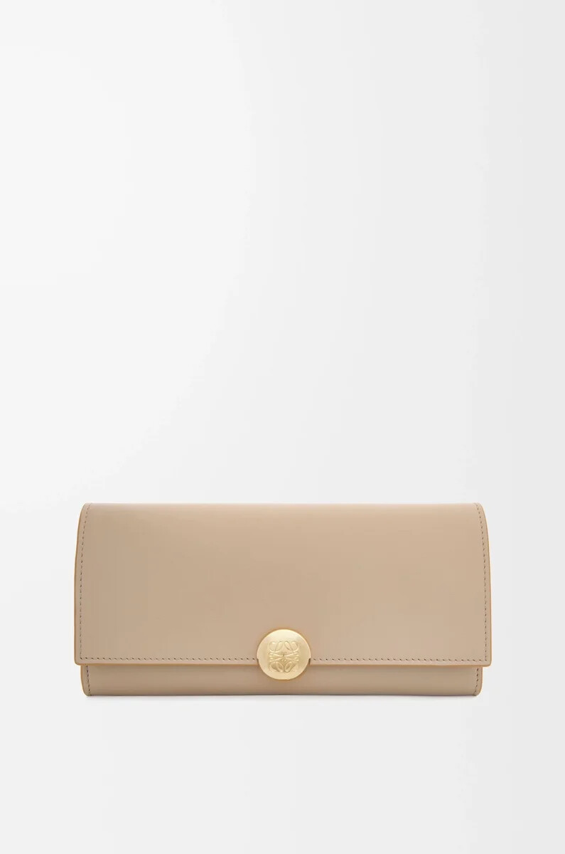 cartera continental pebble en piel de becerro napa brillante arena