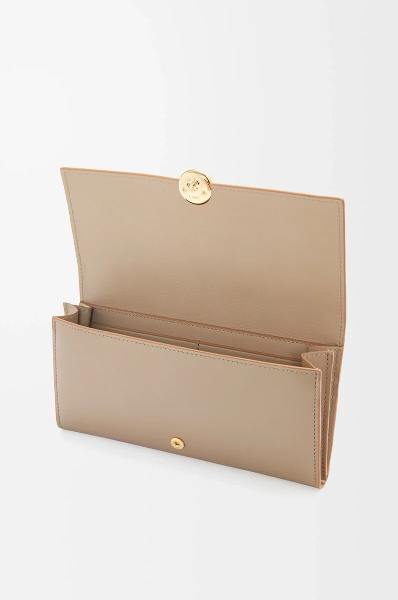 cartera continental pebble en piel de becerro napa brillante arena