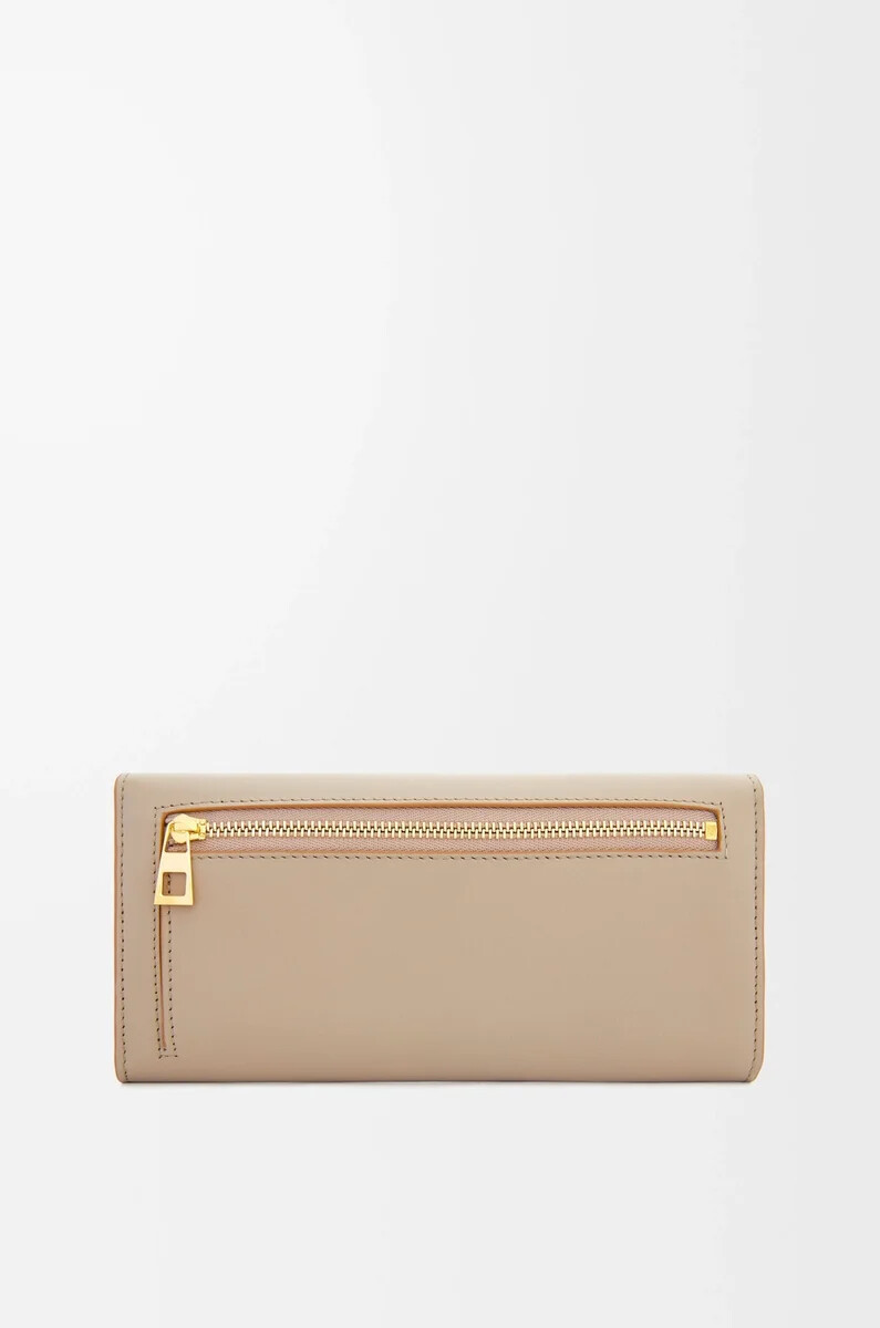 cartera continental pebble en piel de becerro napa brillante arena