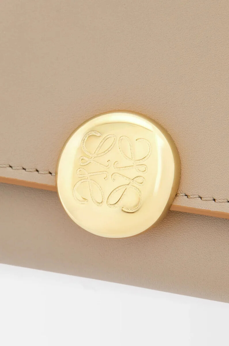 cartera continental pebble en piel de becerro napa brillante arena
