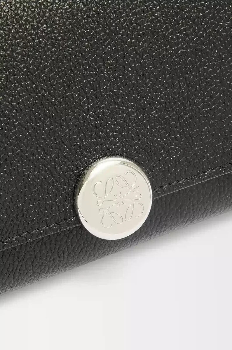 cartera continental pebble en piel de becerro granulada negra