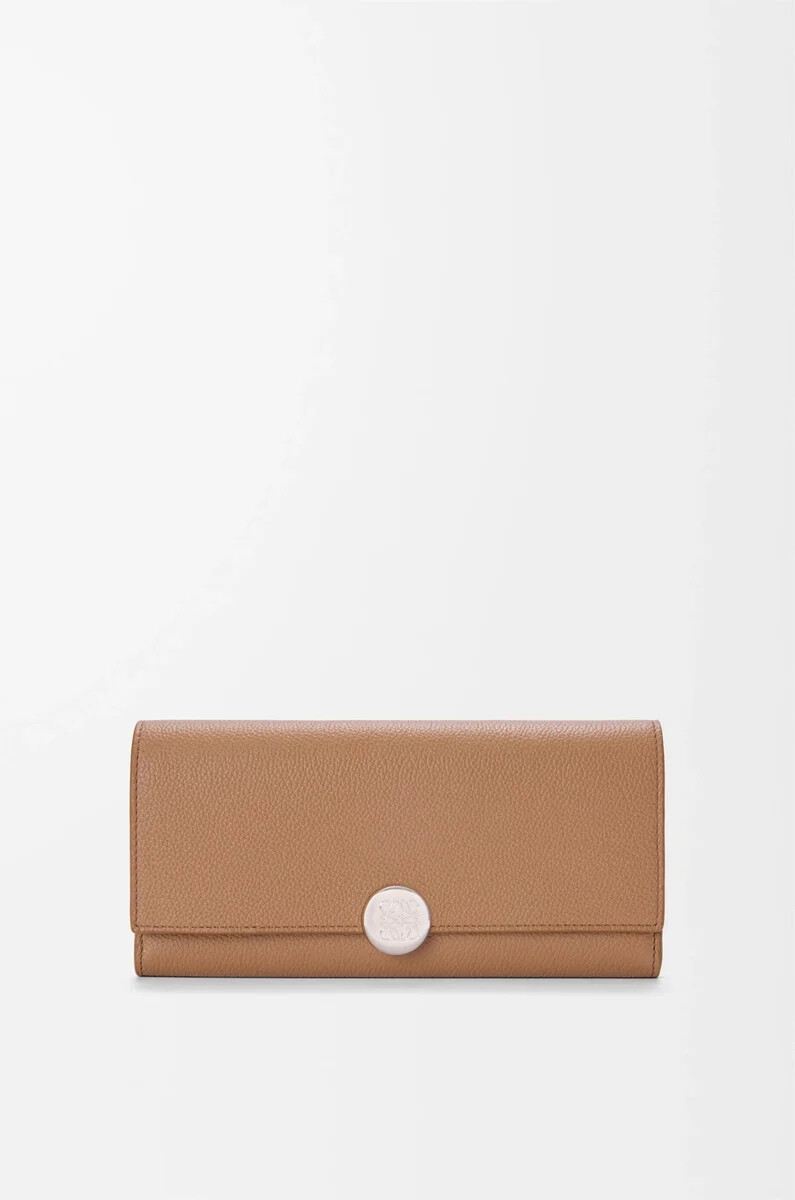 cartera continental pebble en piel de becerro minigrano color moca