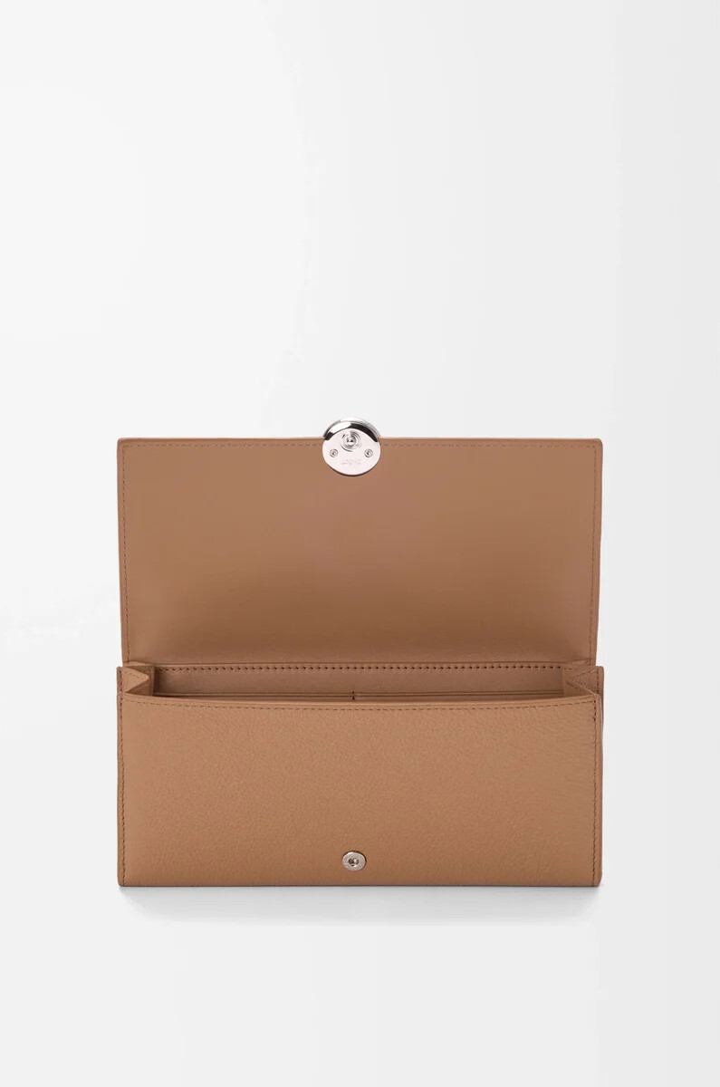 cartera continental pebble en piel de becerro minigrano color moca