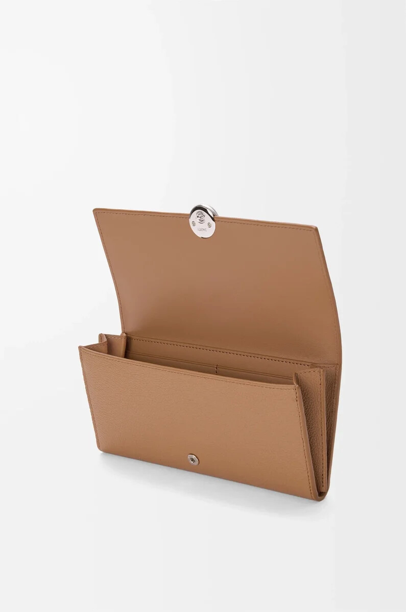 cartera continental pebble en piel de becerro minigrano color moca