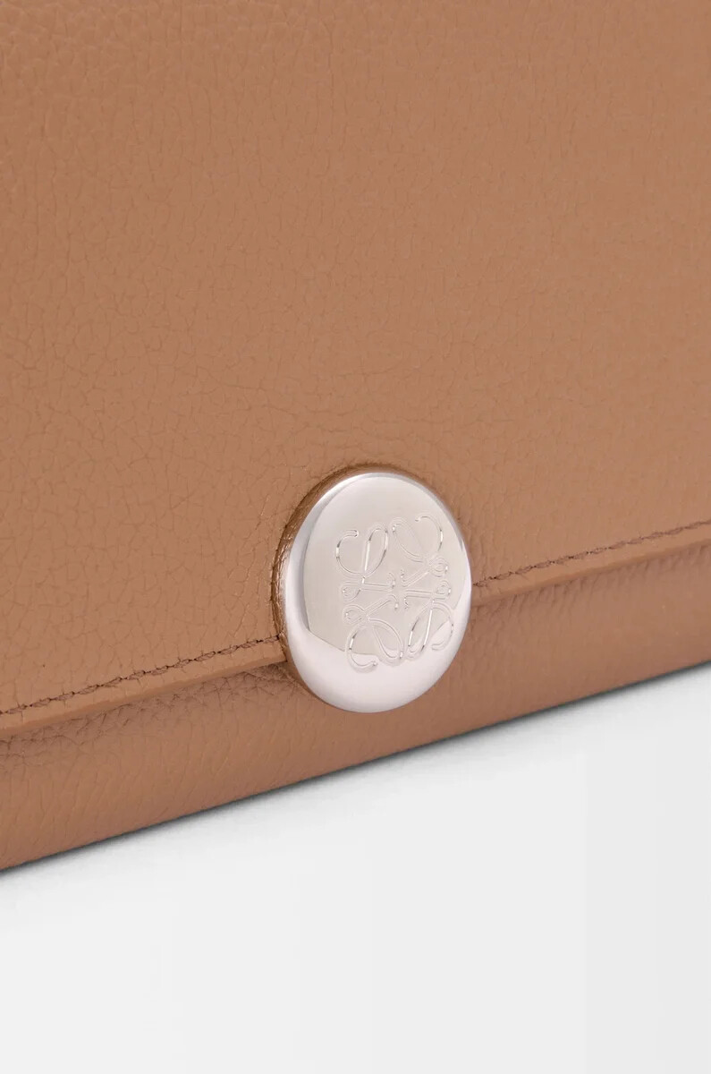 cartera continental pebble en piel de becerro minigrano color moca