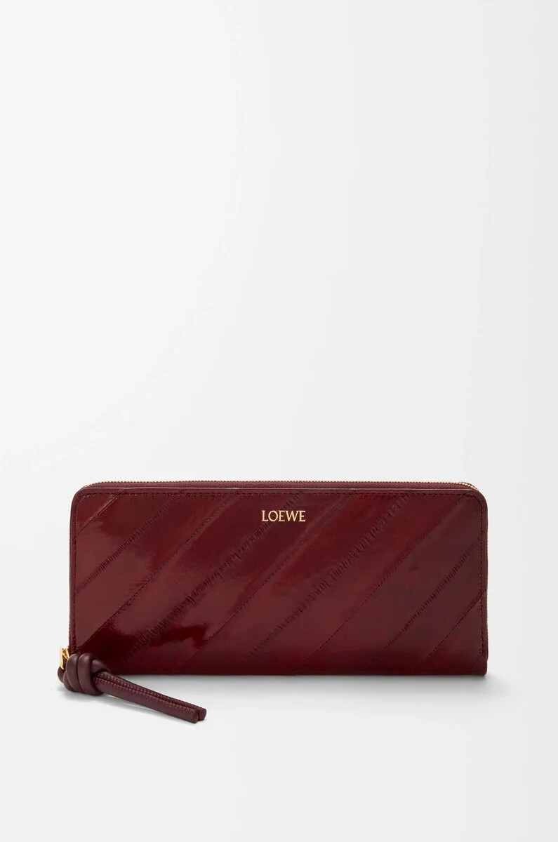 cartera fina con cremallera y nudo en color anguila burdeos oscuro