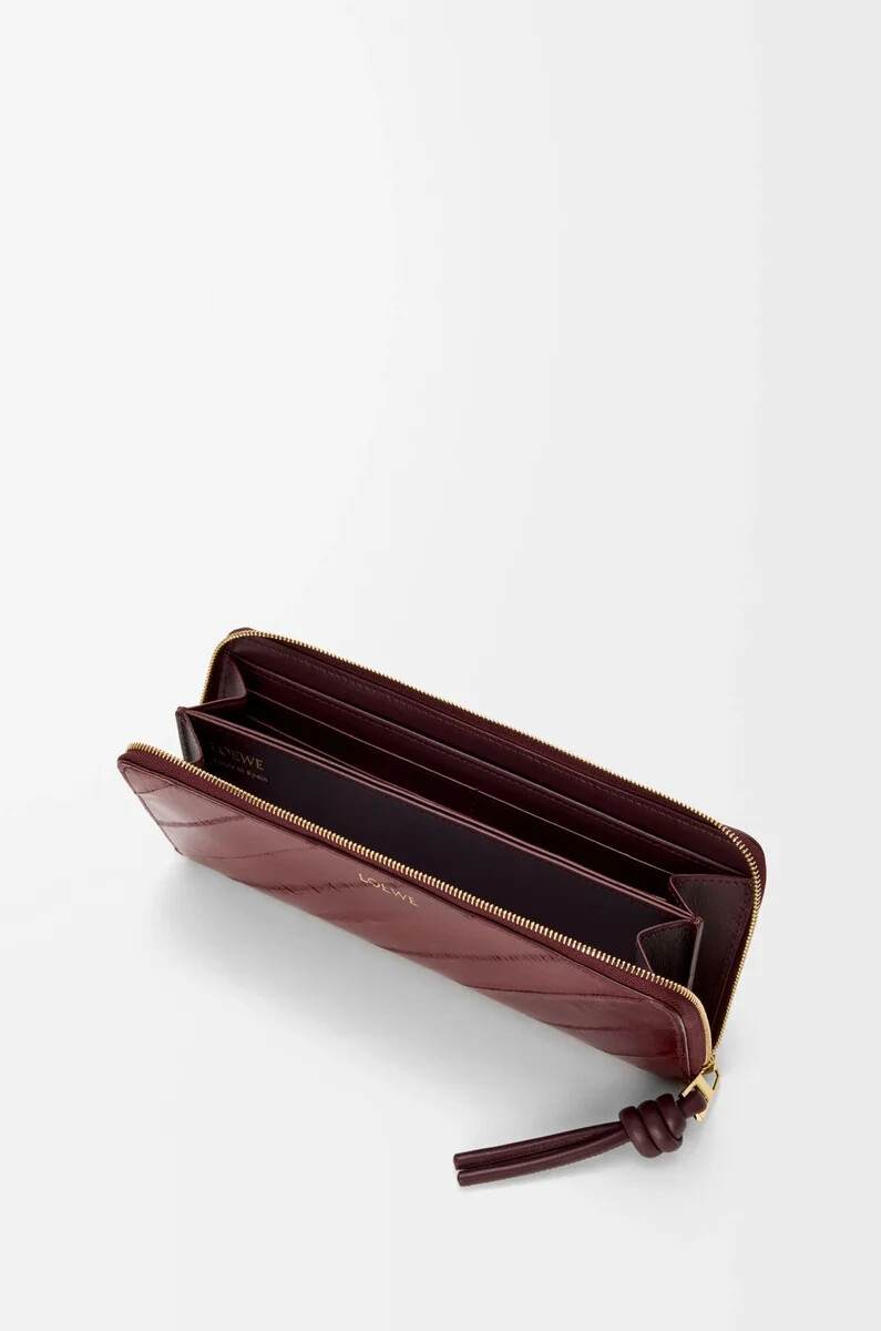 cartera fina con cremallera y nudo en color anguila burdeos oscuro