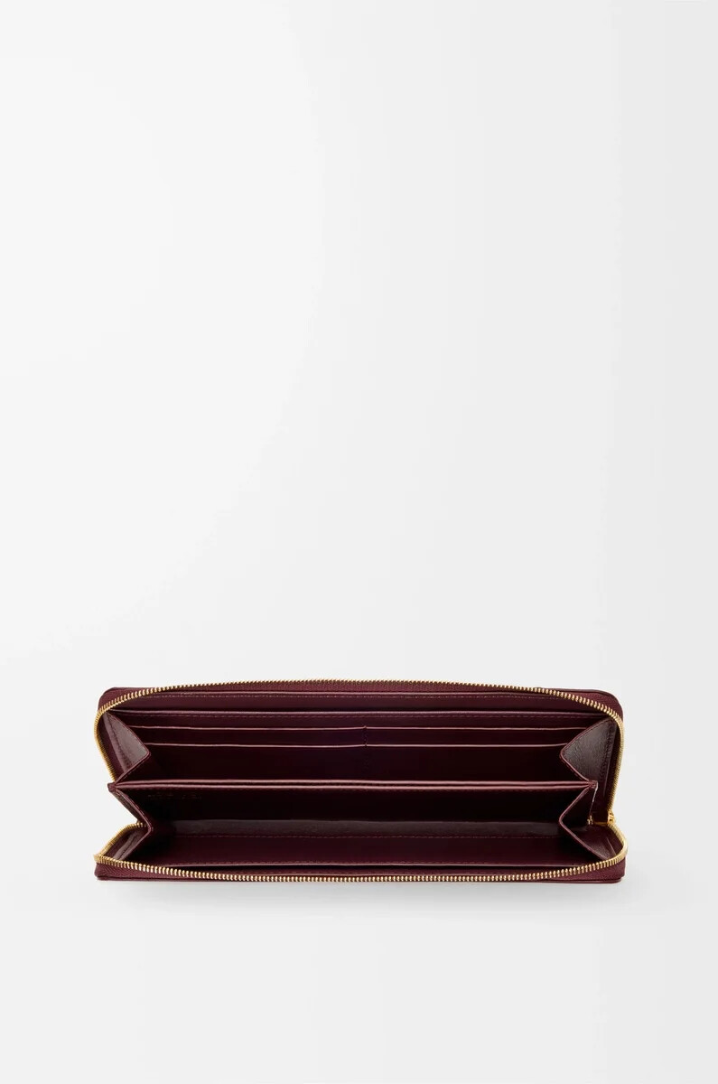 cartera fina con cremallera y nudo en color anguila burdeos oscuro