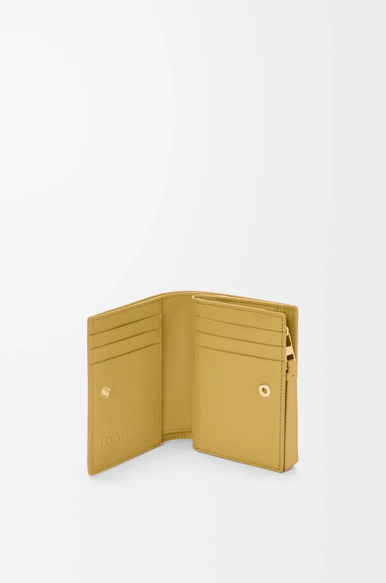 cartera compacta puzzle en piel de becerro clásica color jengibresal marina