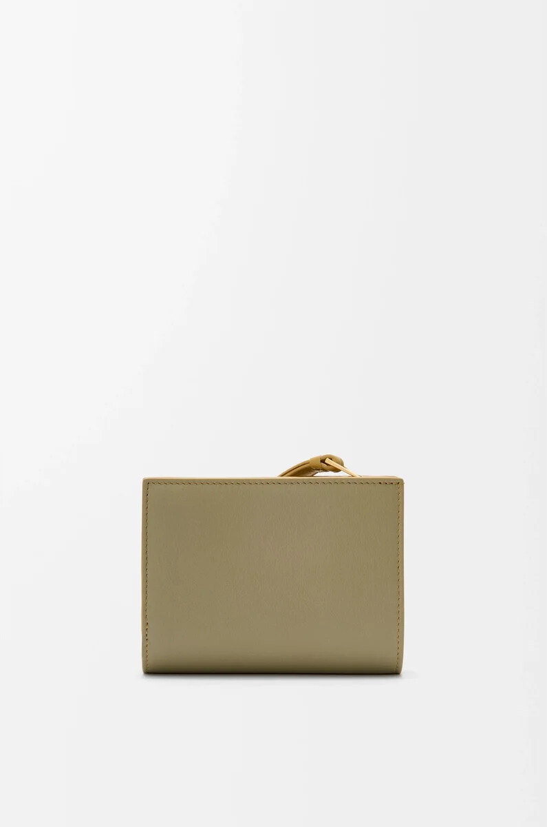 cartera compacta puzzle en piel de becerro clásica color jengibresal marina