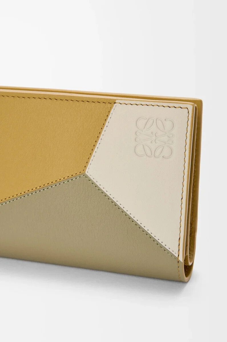 cartera compacta puzzle en piel de becerro clásica color jengibresal marina