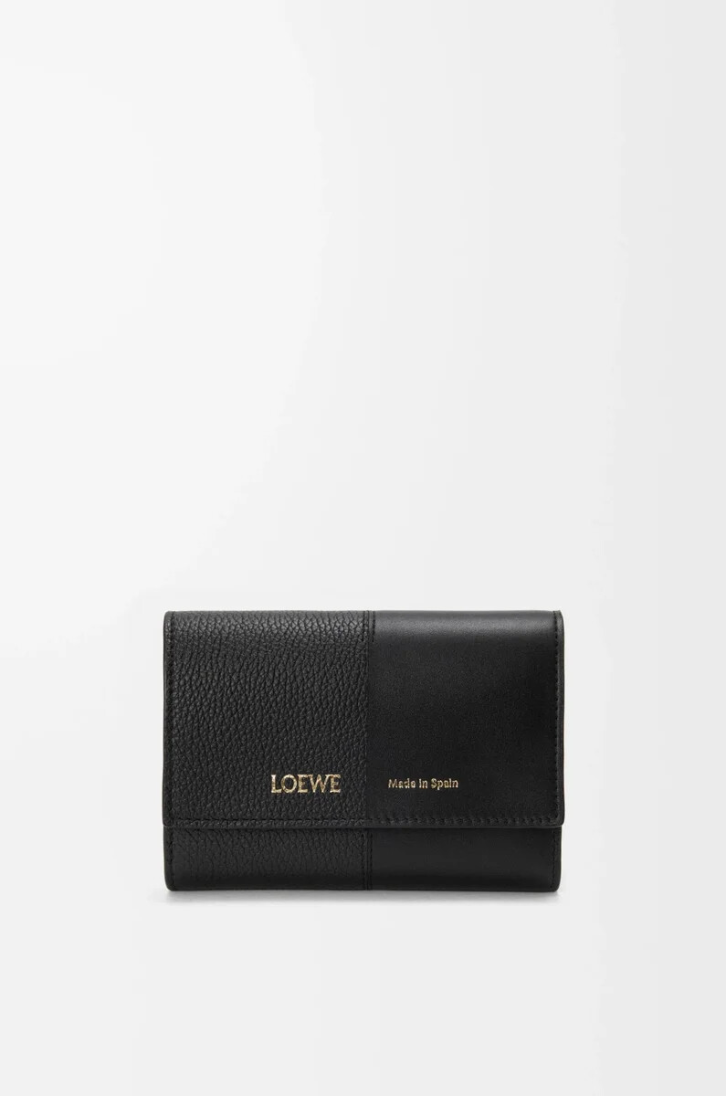cartera pequeña vertical en piel de becerro lisa y granulada negra