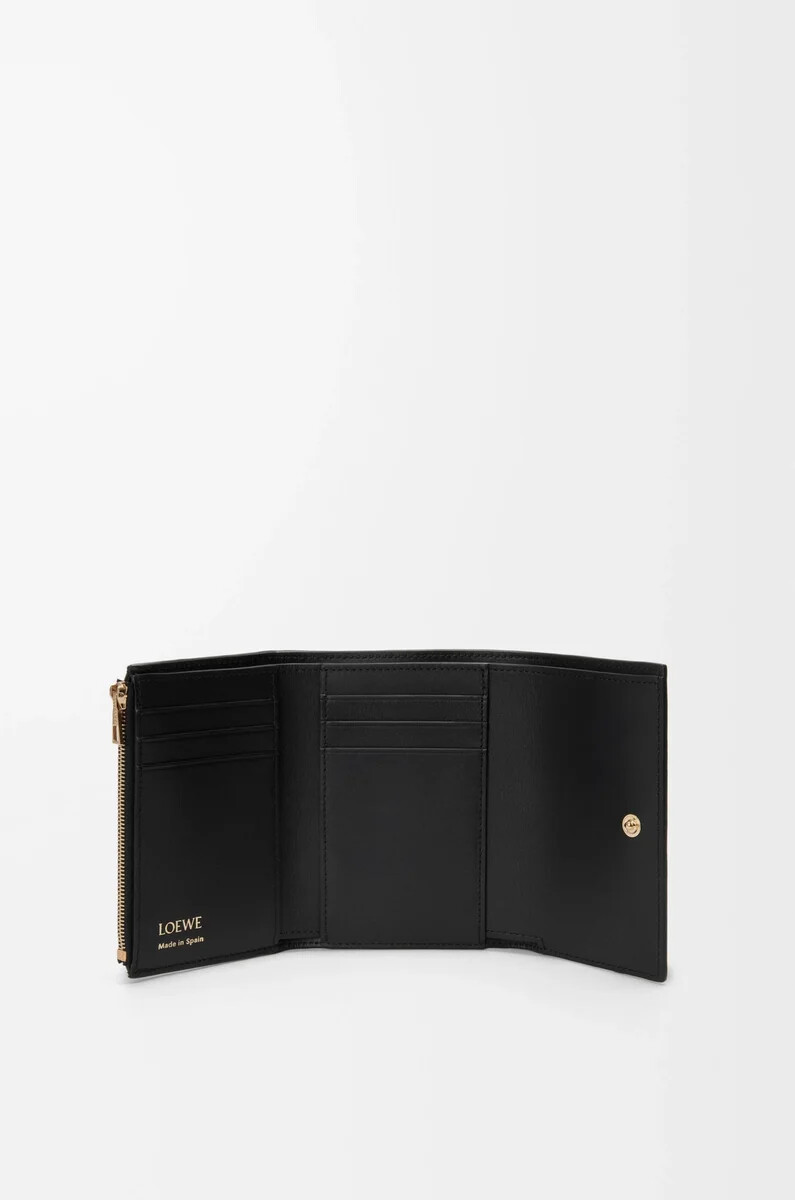 cartera pequeña vertical en piel de becerro lisa y granulada negra