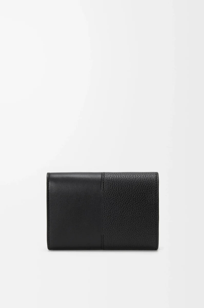 cartera pequeña vertical en piel de becerro lisa y granulada negra