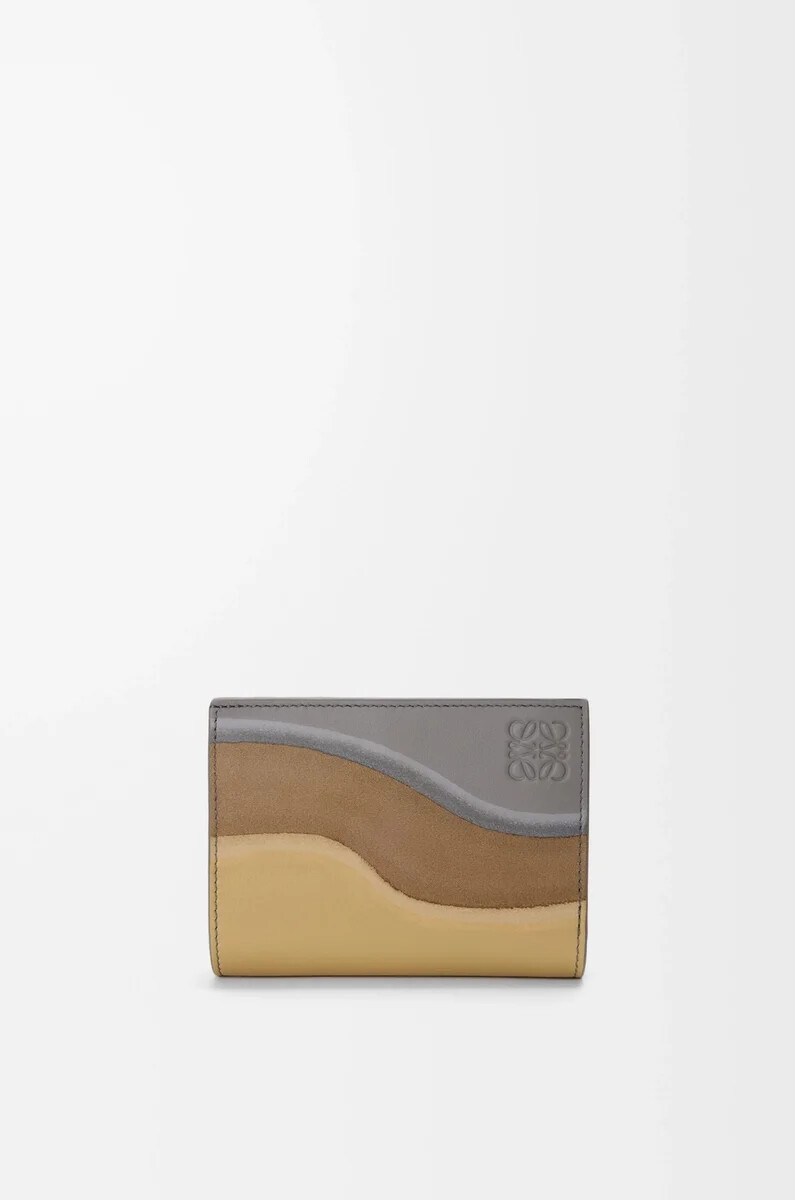 cartera compacta landscape en piel de becerro napa gris brillantemantequilla