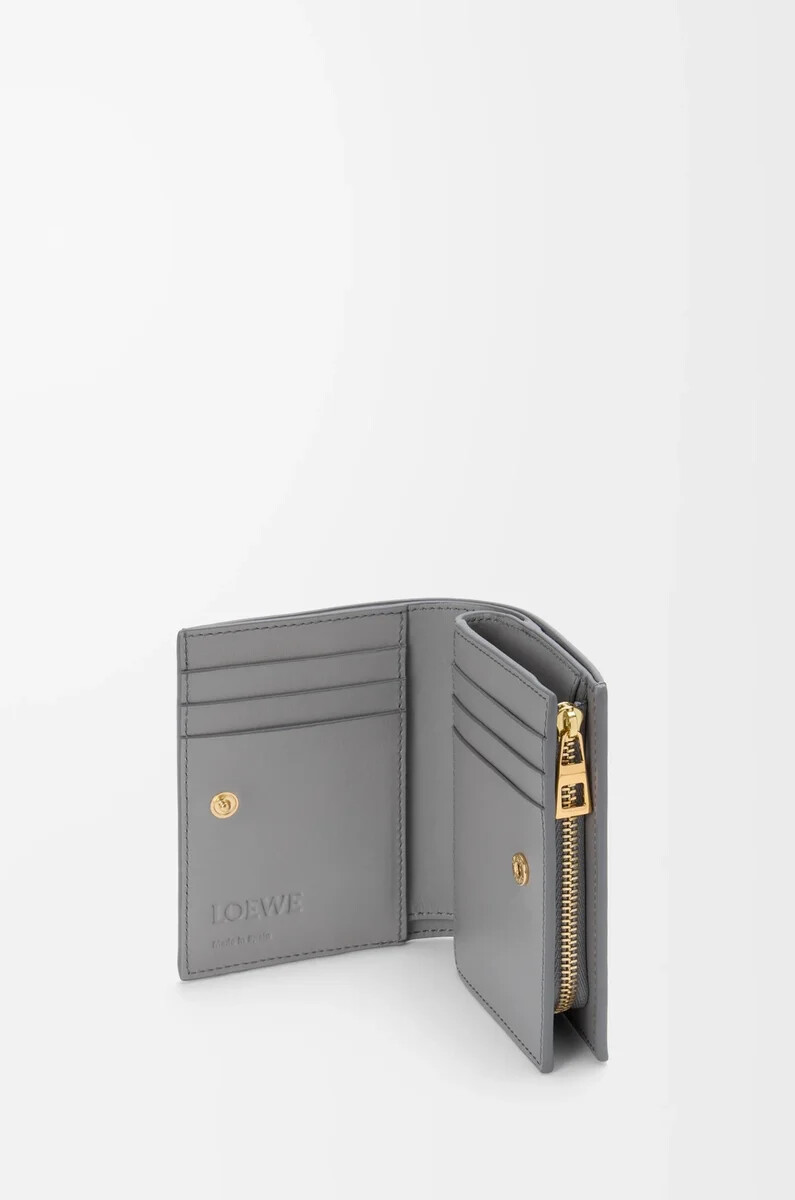 cartera compacta landscape en piel de becerro napa gris brillantemantequilla