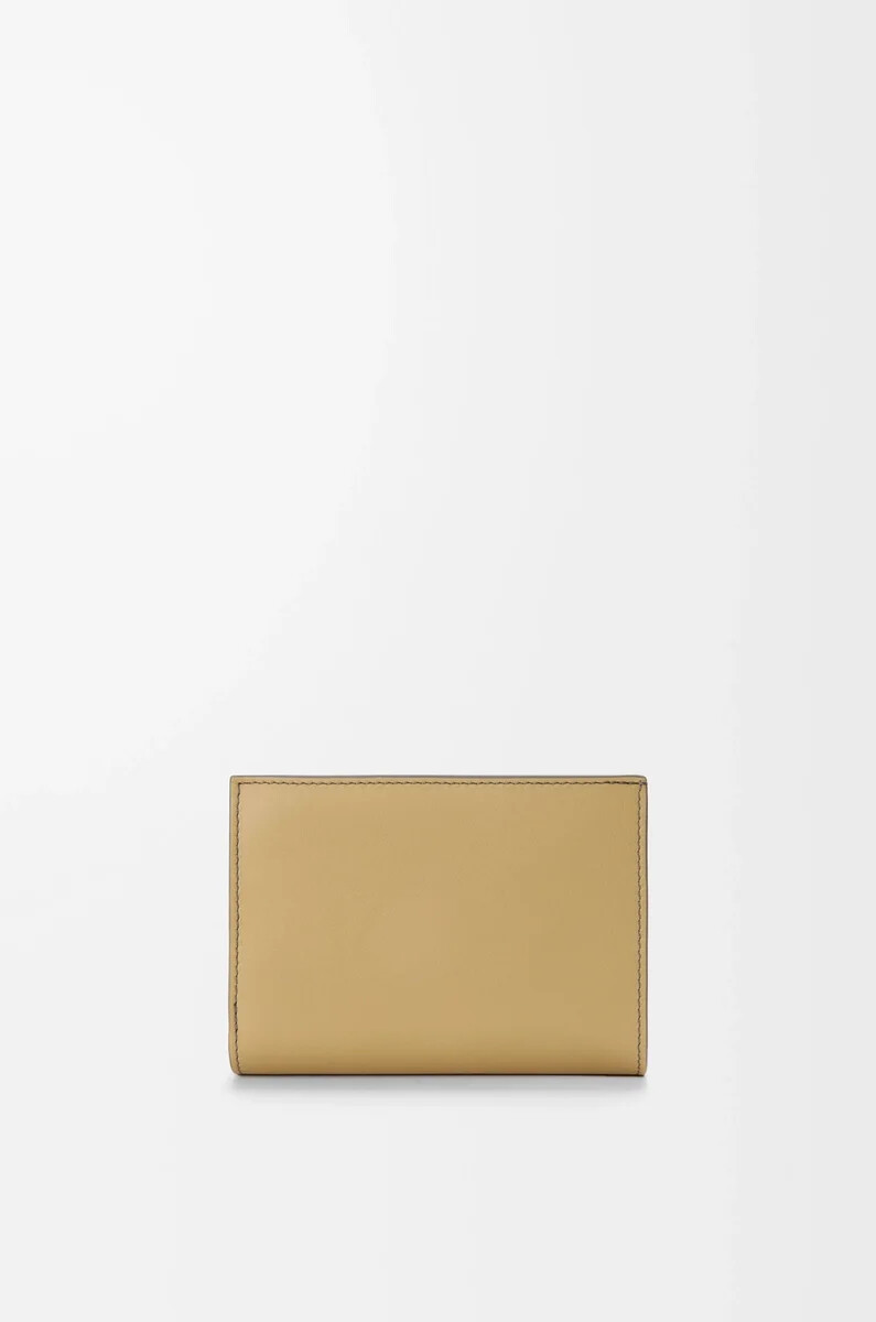 cartera compacta landscape en piel de becerro napa gris brillantemantequilla
