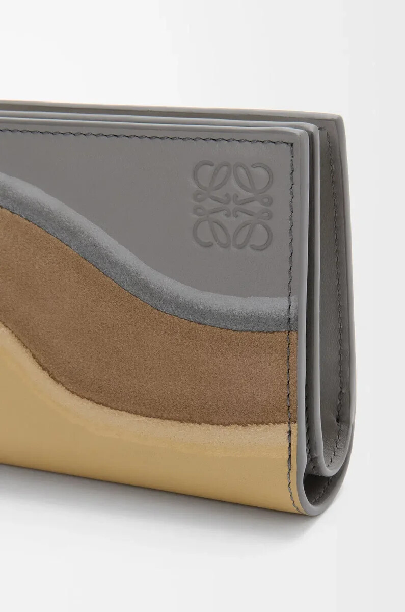cartera compacta landscape en piel de becerro napa gris brillantemantequilla