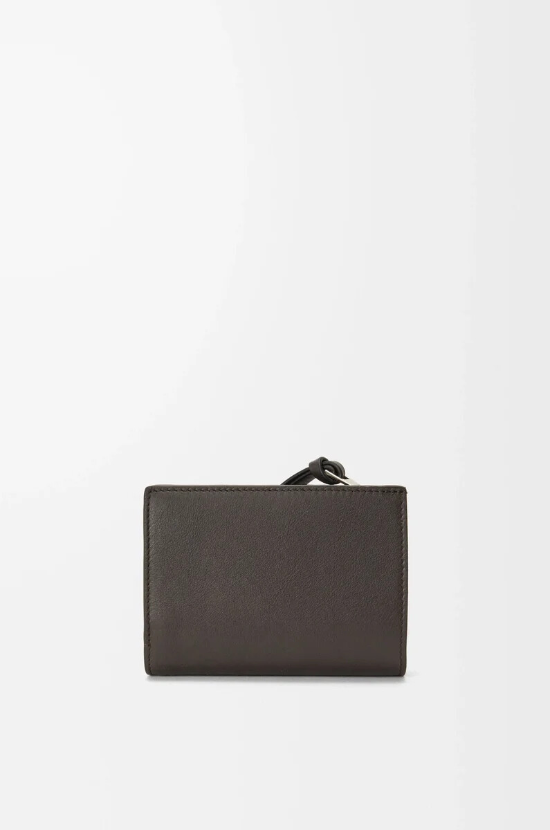 cartera compacta futurist cat en piel de becerro clásica color topo oscuronaranja