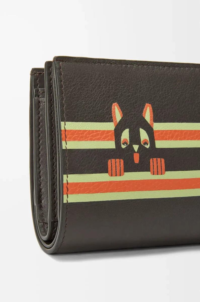 cartera compacta futurist cat en piel de becerro clásica color topo oscuronaranja