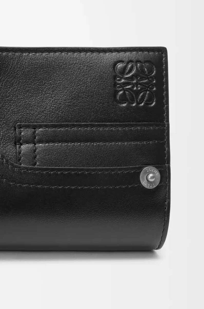 cartera compacta panta en piel de becerro brillante negra