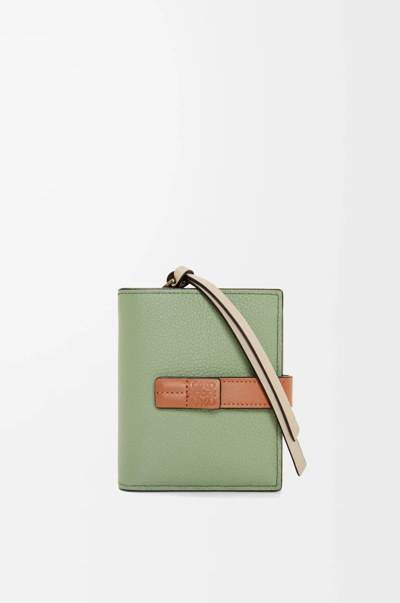 cartera compacta con cremallera en piel de becerro granulada suave color romerobronceado