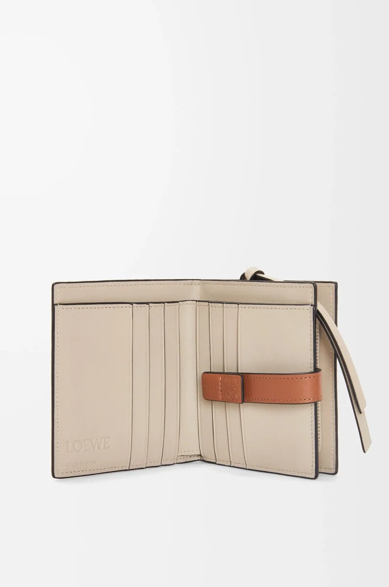 cartera compacta con cremallera en piel de becerro granulada suave color romerobronceado