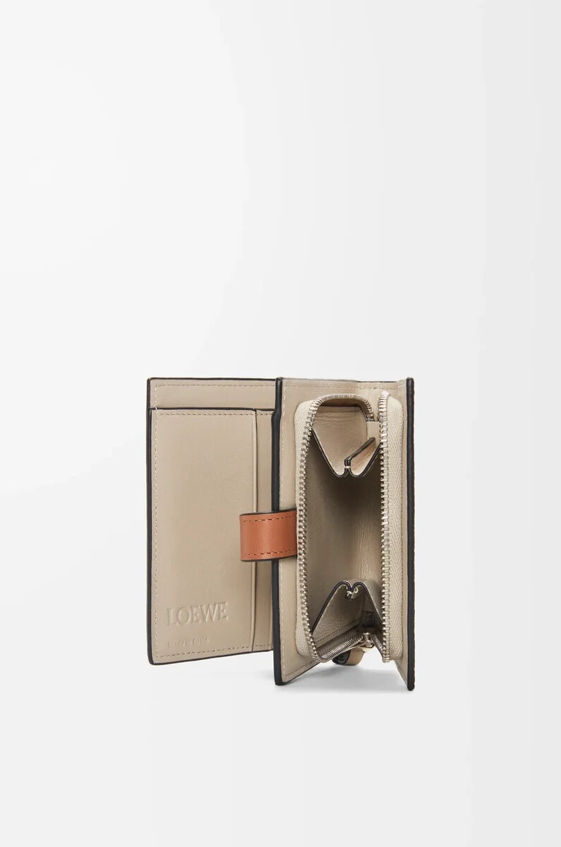 cartera compacta con cremallera en piel de becerro granulada suave color romerobronceado