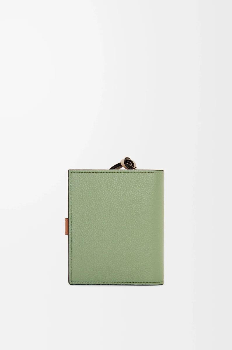 cartera compacta con cremallera en piel de becerro granulada suave color romerobronceado