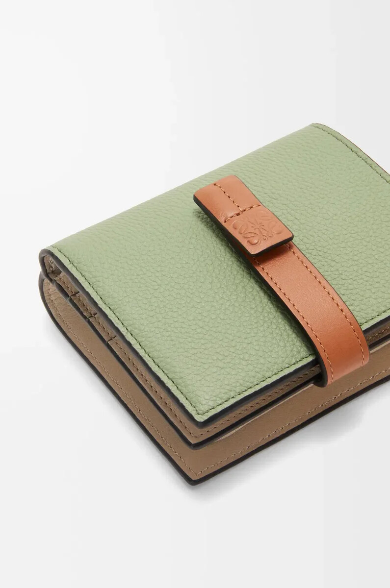 cartera compacta con cremallera en piel de becerro granulada suave color romerobronceado