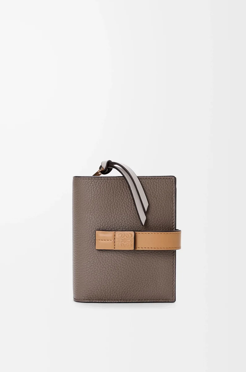 cartera compacta con cremallera en piel de becerro granulada suave color topodorado