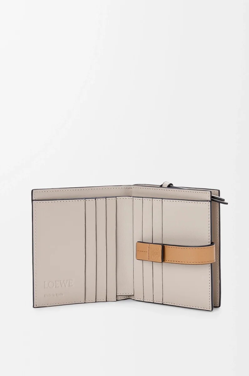 cartera compacta con cremallera en piel de becerro granulada suave color topodorado