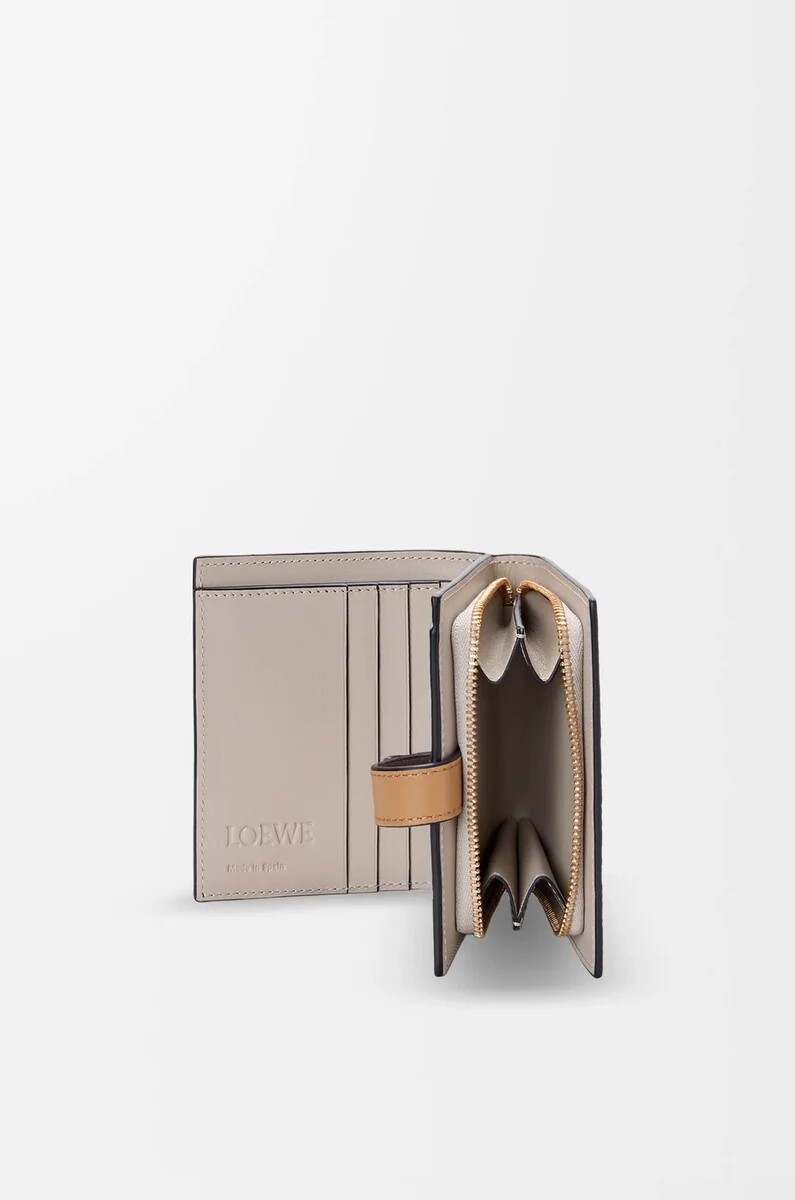 cartera compacta con cremallera en piel de becerro granulada suave color topodorado