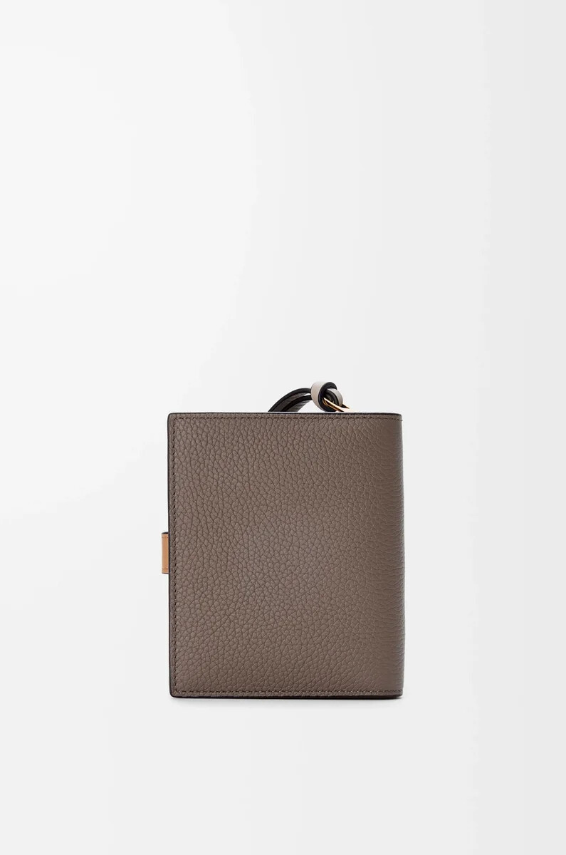 cartera compacta con cremallera en piel de becerro granulada suave color topodorado