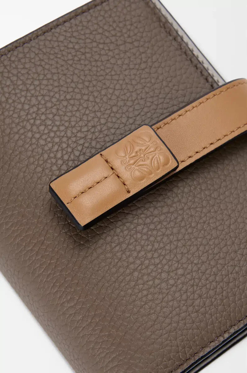 cartera compacta con cremallera en piel de becerro granulada suave color topodorado