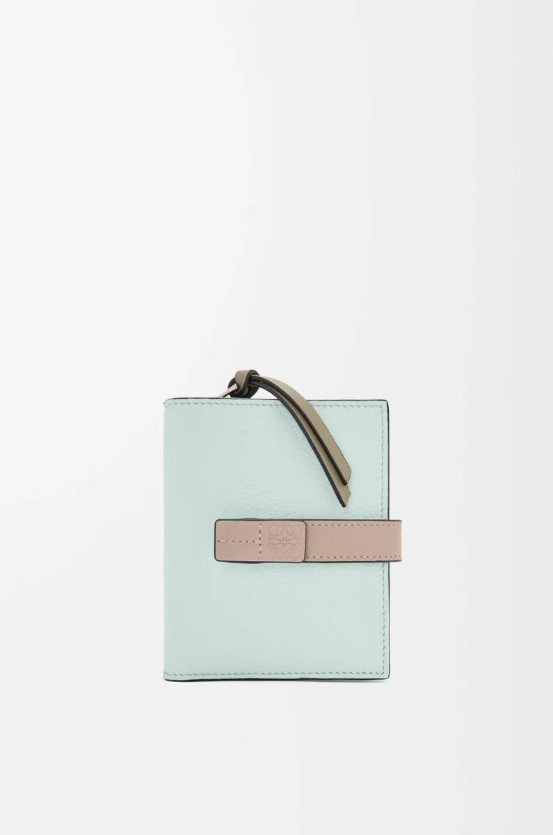 cartera compacta con cremallera en piel de becerro granulada suave frozenclay