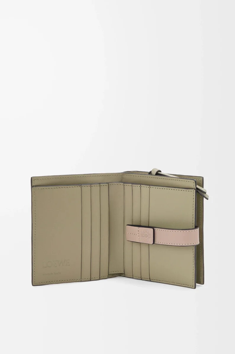 cartera compacta con cremallera en piel de becerro granulada suave frozenclay