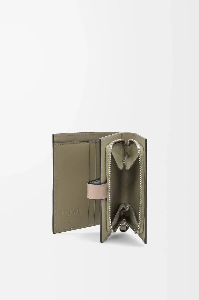 cartera compacta con cremallera en piel de becerro granulada suave frozenclay