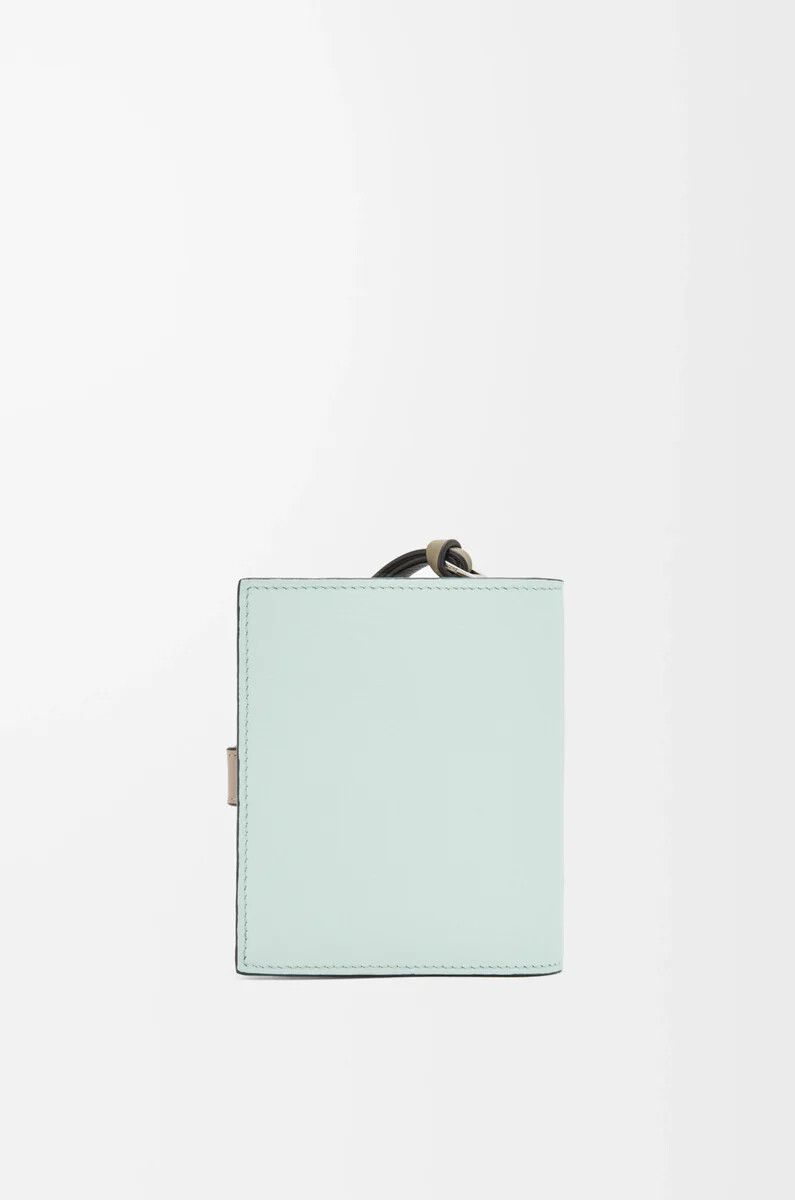 cartera compacta con cremallera en piel de becerro granulada suave frozenclay