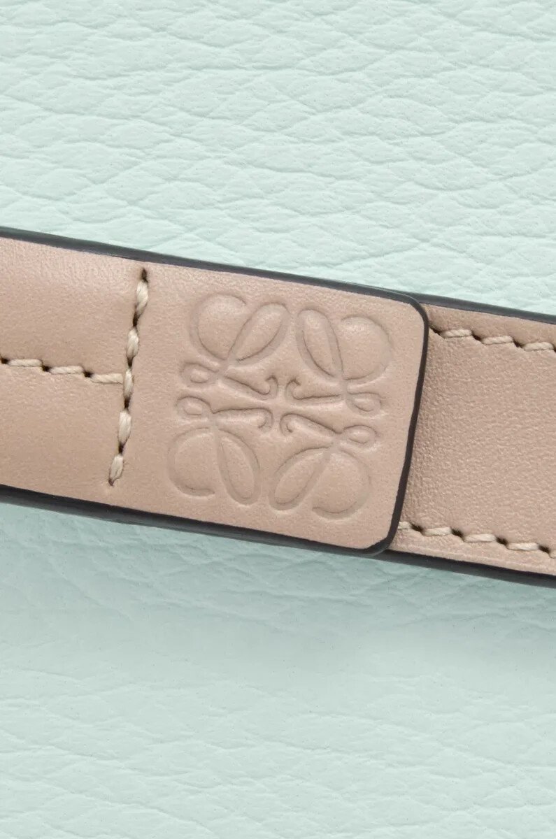 cartera compacta con cremallera en piel de becerro granulada suave frozenclay