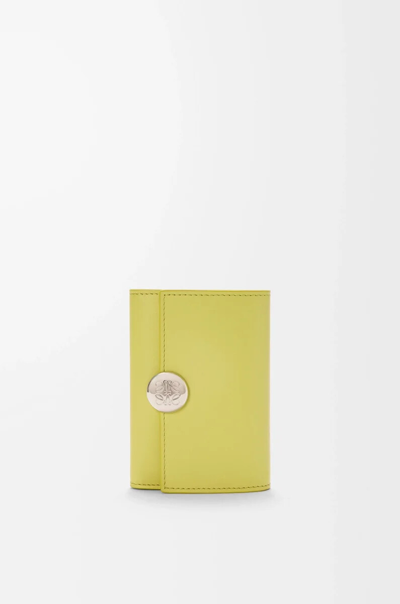 cartera vertical pequeña pebble en piel de becerro napa brillante color citrino claro